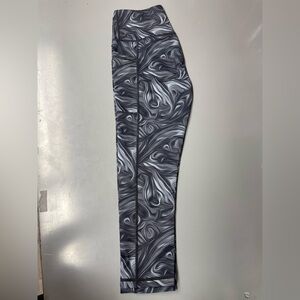 Constantly Varied Gear Black and Gray Swirl Capri Leggings XS